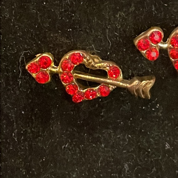 0.5” mixed metal gold tone heart & arrow stud earrings 7 prong set red crystals - Picture 6 of 10